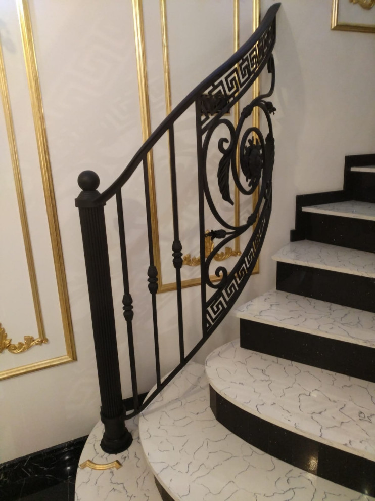 Радиусное перильное ограждение внутри дома