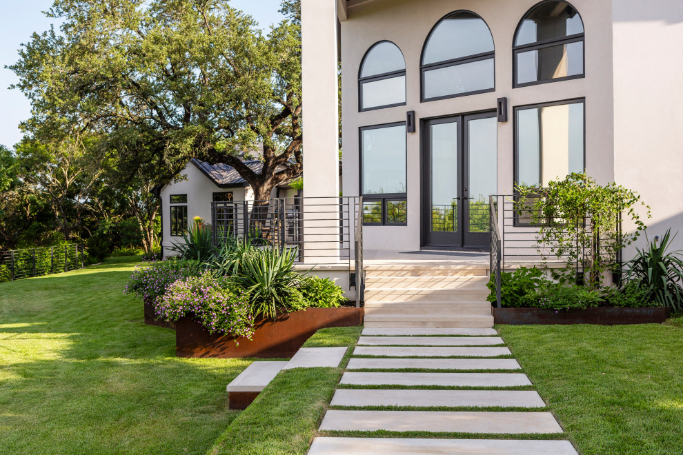 Immagine di un giardino minimal esposto in pieno sole dietro casa con pavimentazioni in pietra naturale