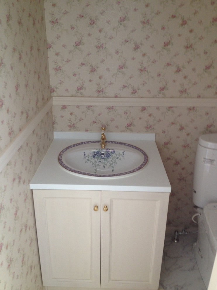 他の地域にあるトラディショナルスタイルのおしゃれなトイレ・洗面所の写真