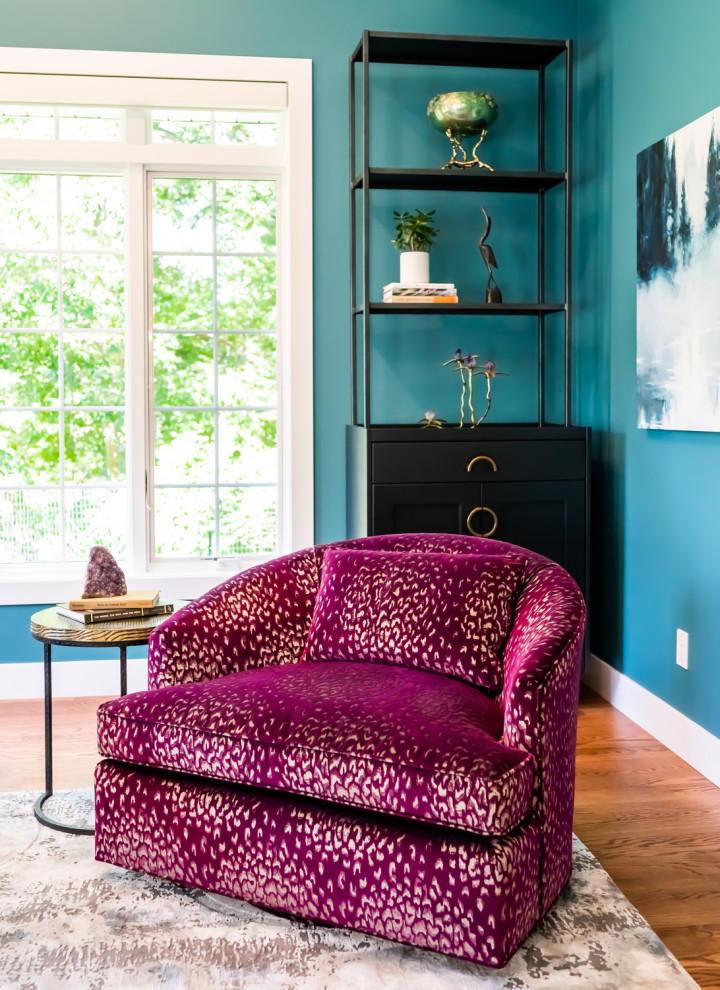 Inspiration för ett mellanstort funkis separat vardagsrum, med blå väggar, mellanmörkt trägolv och brunt golv