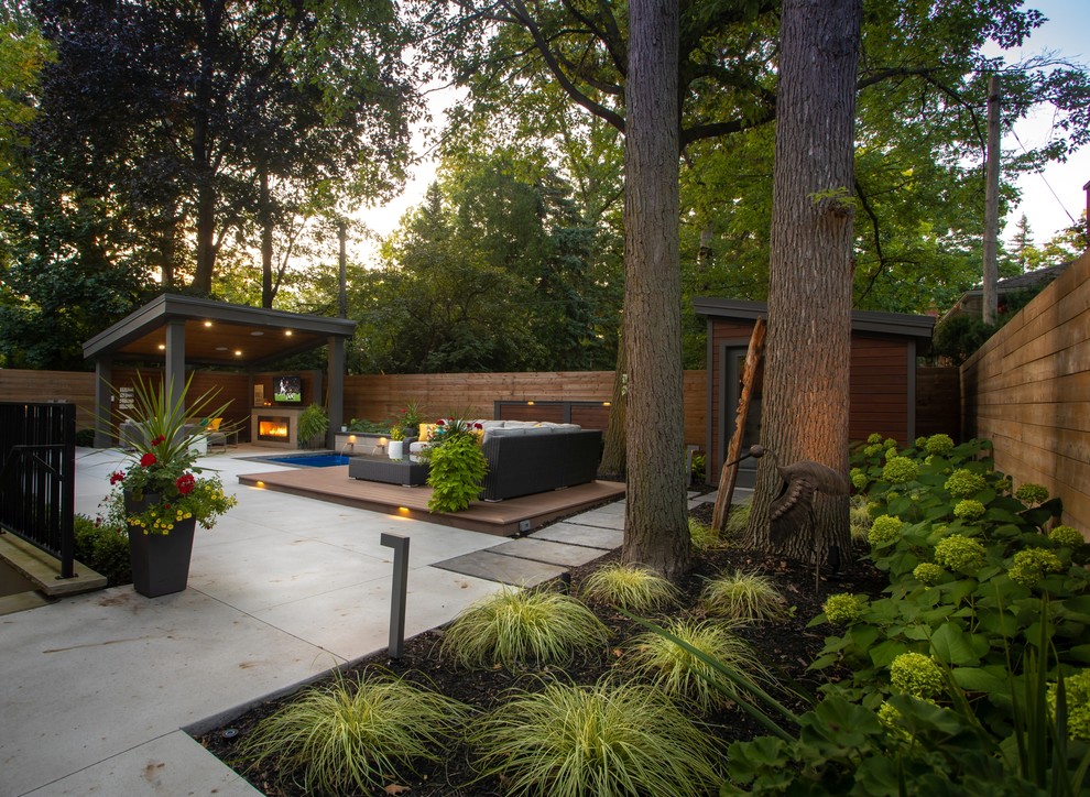 Photo of a transitional backyard landscaping in Toronto.