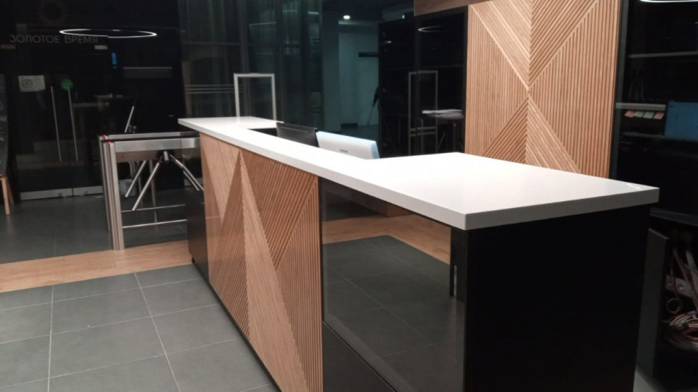 Стойка ресепшена из акрилового камня для фитнес клуба