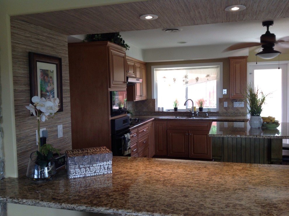 Kitchen - transitional kitchen idea in Toronto
