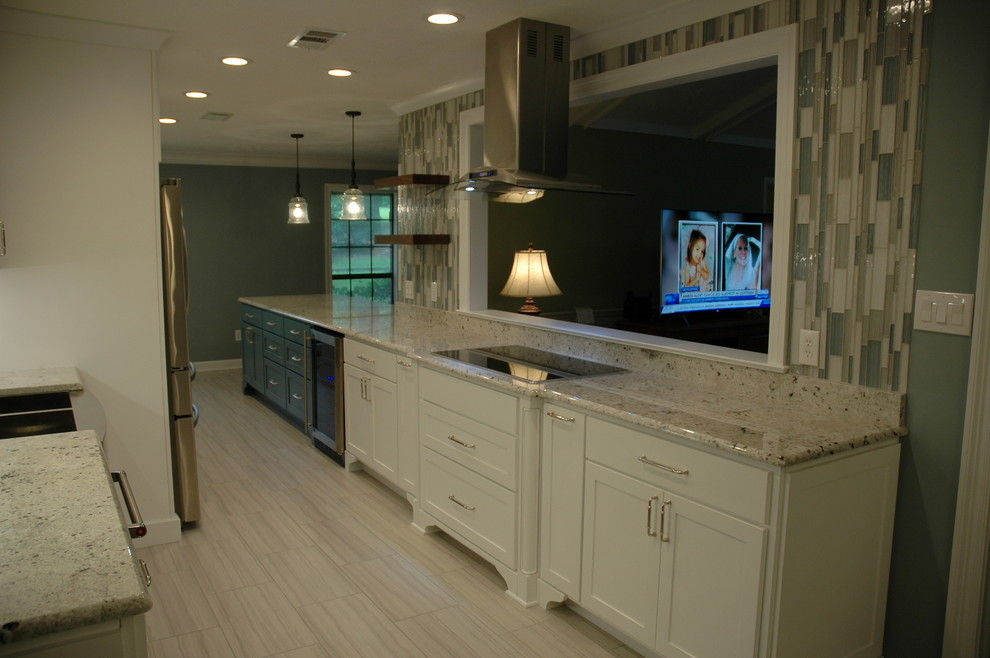 Cottage home design photo in Jackson