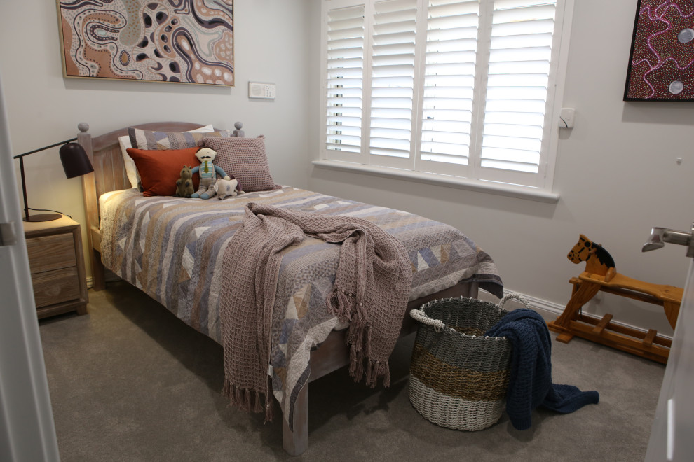 Idéer för små maritima pojkrum kombinerat med sovrum och för 4-10-åringar, med vita väggar, heltäckningsmatta och grått golv