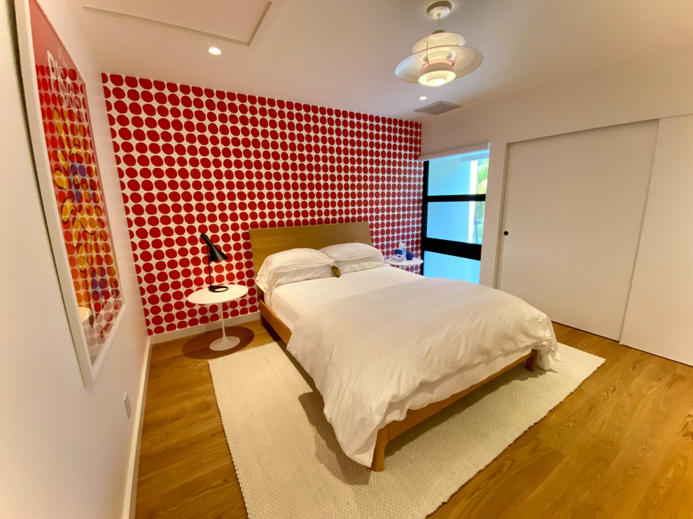 Immagine di una camera degli ospiti moderna di medie dimensioni con pareti rosse