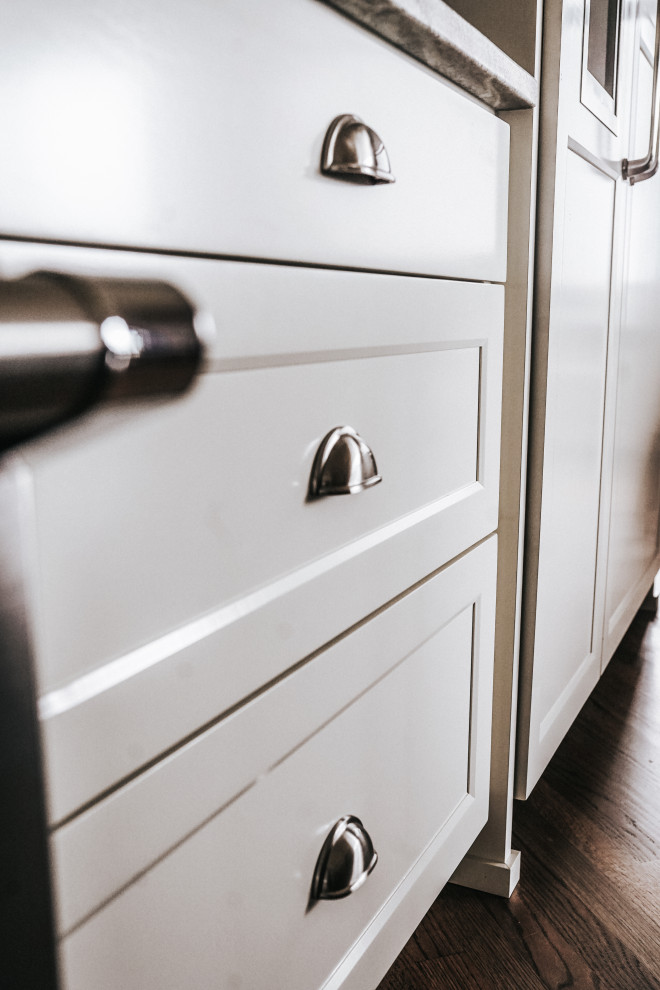 Example of a transitional home design design in Seattle