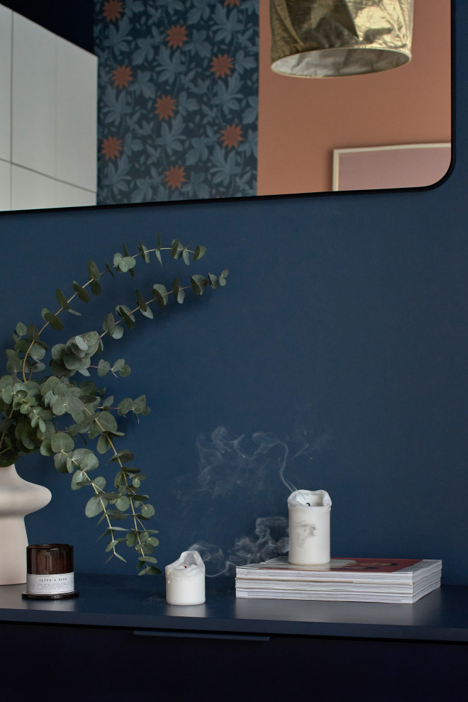 Свежая идея для дизайна: маленькая хозяйская спальня в скандинавском стиле с синими стенами, паркетным полом среднего тона и обоями на стенах для на участке и в саду - отличное фото интерьера