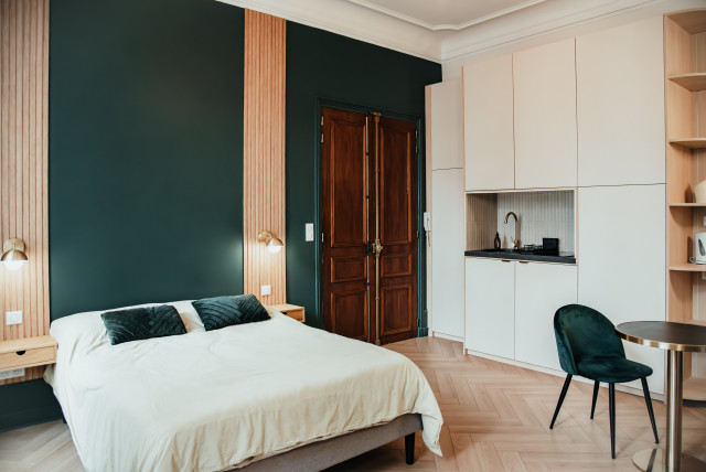 Une suite de luxe - La chambre contemporary-bedroom
