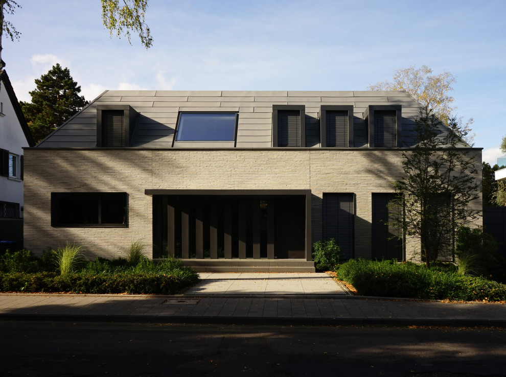 Cette image montre une grande façade de maison minimaliste à un étage.