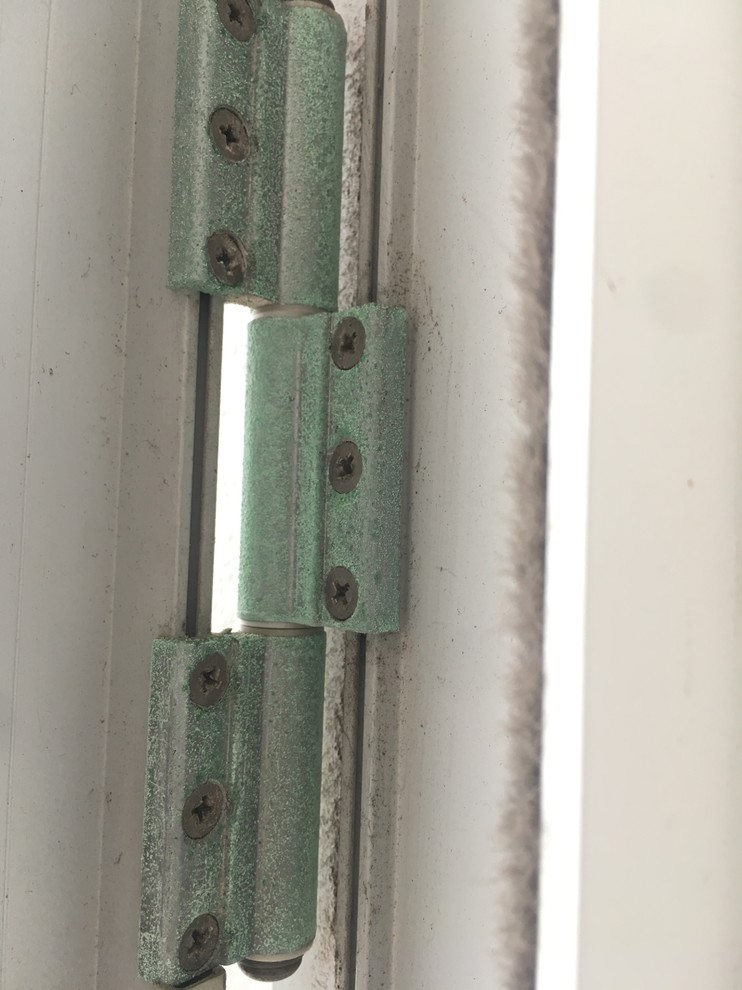 How to clean door hinges