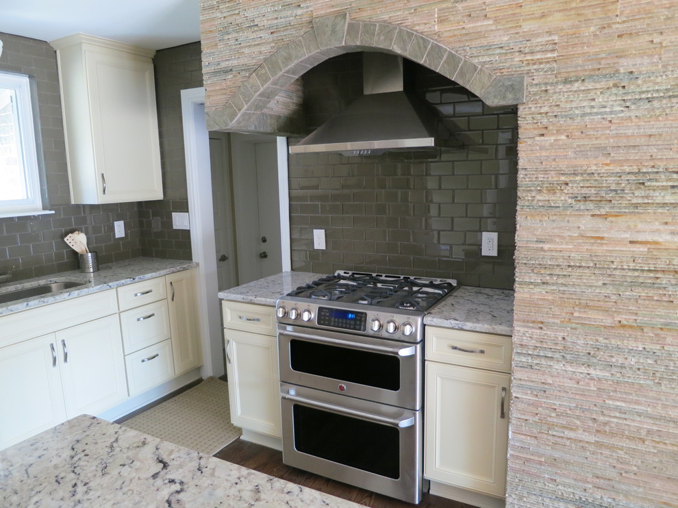 Kitchen - transitional kitchen idea in Birmingham