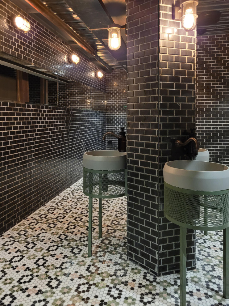 Inredning av ett klassiskt mellanstort grå grått badrum, med öppna hyllor, gröna skåp, en dusch i en alkov, svart kakel, marmorkakel, svarta väggar, marmorgolv, ett fristående handfat, bänkskiva i betong, flerfärgat golv och med dusch som är öppen