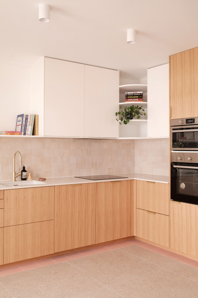 Foto på ett funkis beige kök, med en undermonterad diskho, släta luckor, skåp i ljust trä, bänkskiva i kvartsit, beige stänkskydd, integrerade vitvaror och beiget golv