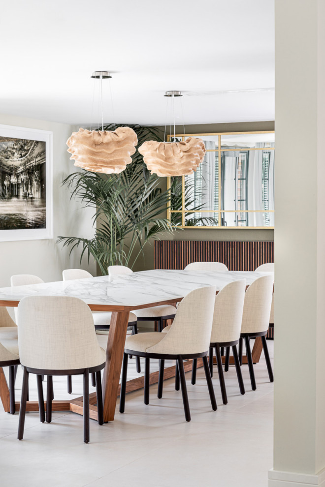 Ejemplo de comedor clásico renovado grande con paredes grises y suelo blanco