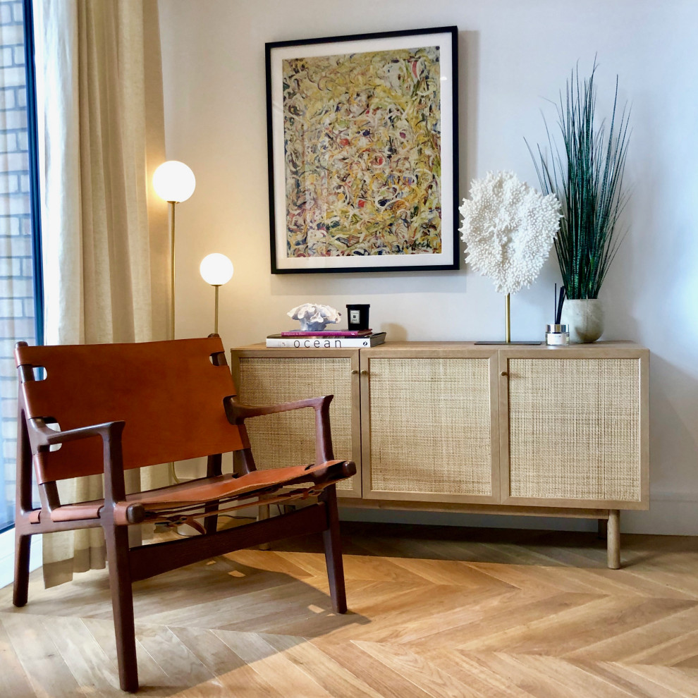 Foto di un piccolo soggiorno moderno chiuso con pavimento in legno massello medio