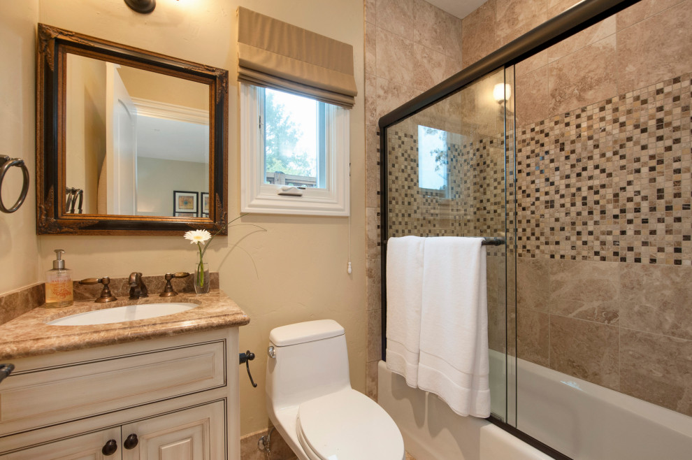 Bild på ett mellanstort funkis beige beige en-suite badrum, med skåp i shakerstil, ett japanskt badkar, en dusch/badkar-kombination, en toalettstol med hel cisternkåpa, ett undermonterad handfat, granitbänkskiva och dusch med gångjärnsdörr