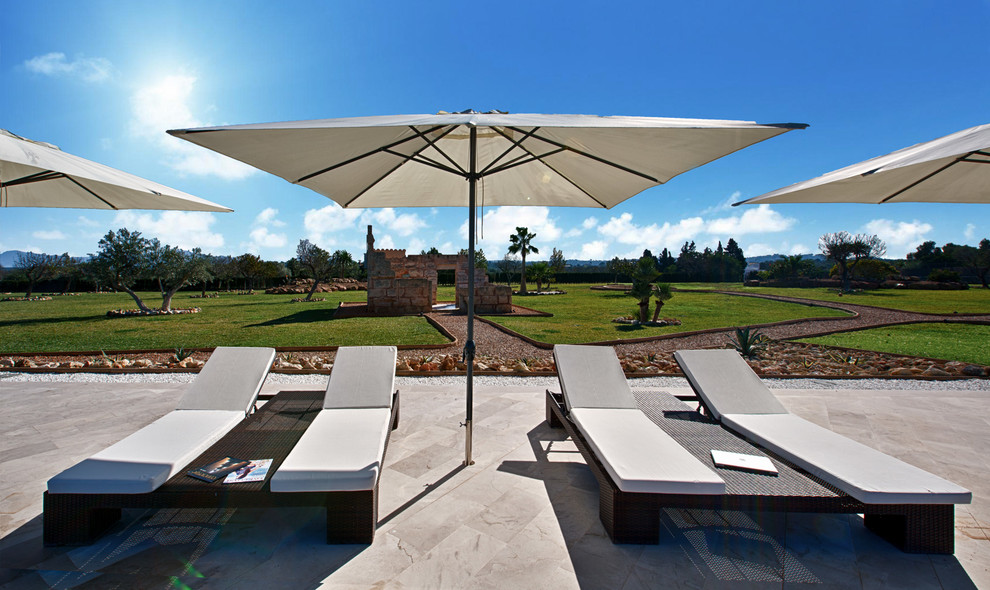 Foto de terraza actual grande en patio trasero