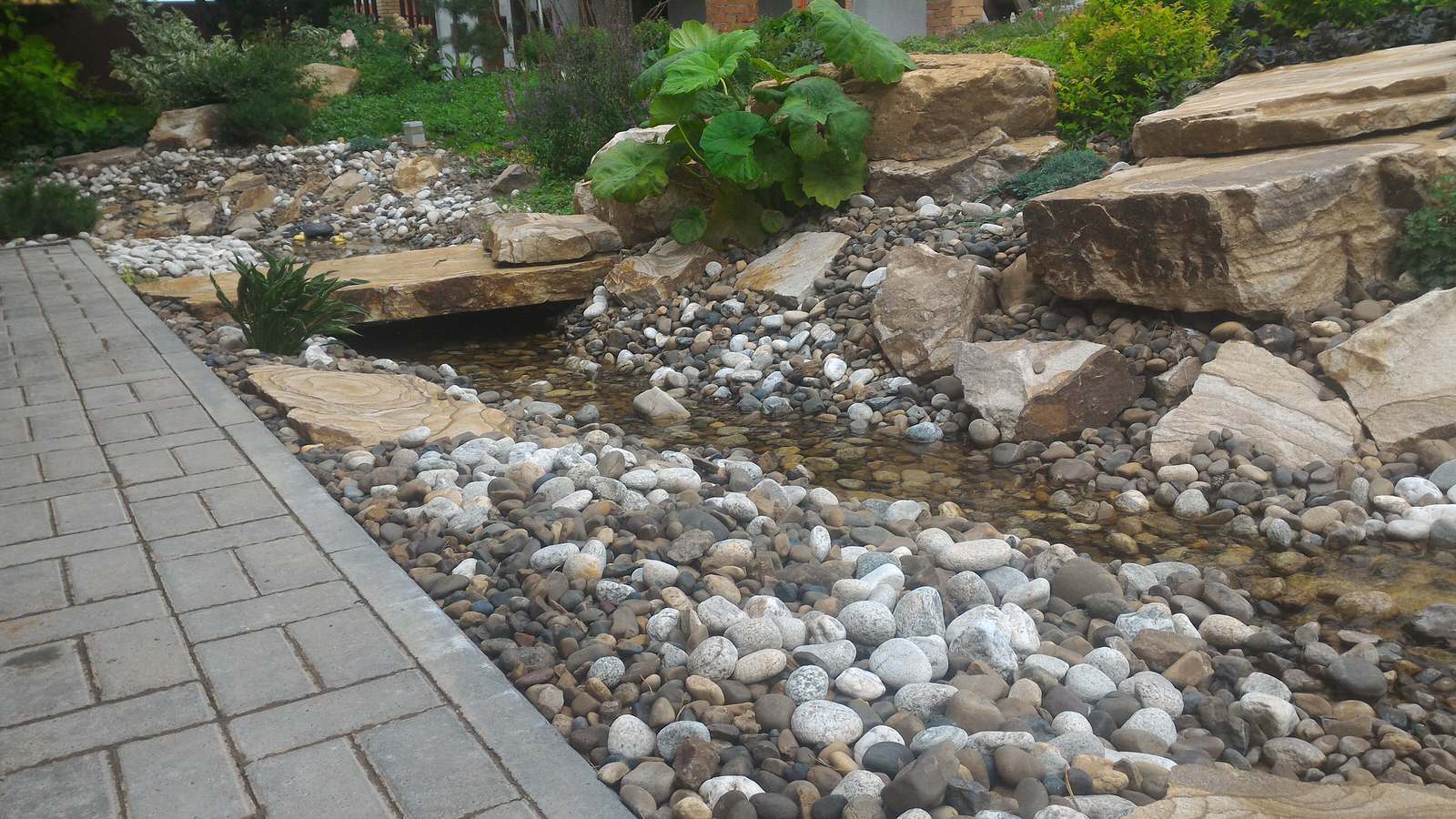 Ручей в саду