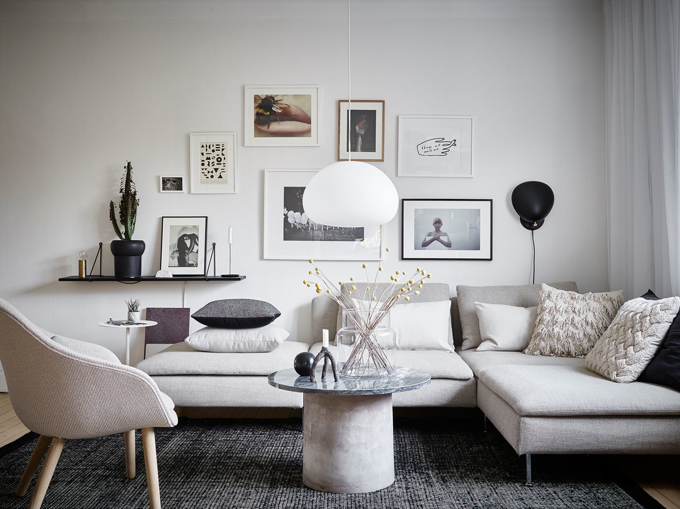 Esempio di un soggiorno scandinavo con pareti bianche e parquet chiaro