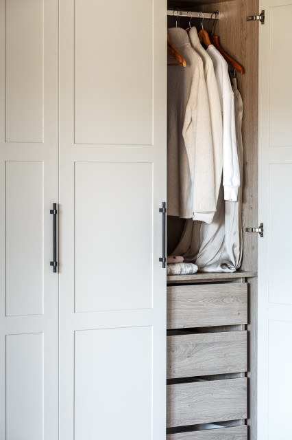 Modern Rustic Barn Conversion nyklassisk-opbevaring-og-garderobe