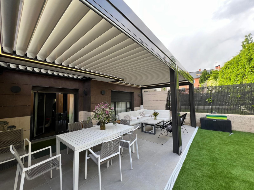 Foto de patio in patio delantero With pérgola