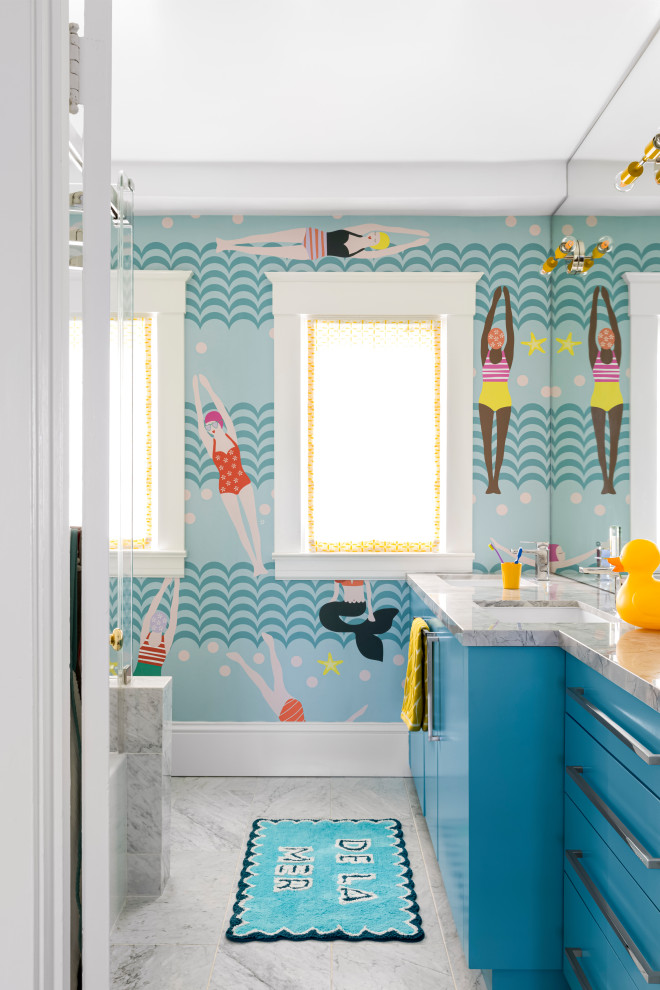Свежая идея для дизайна: маленькая детская ванная комната в стиле неоклассика (современная классика) с плоскими фасадами, синими фасадами, открытым душем, унитазом-моноблоком, серой плиткой, керамической плиткой, разноцветными стенами, полом из керамической плитки, врезной раковиной, столешницей из кварцита, серым полом, открытым душем, серой столешницей, тумбой под две раковины, встроенной тумбой и обоями на стенах для на участке и в саду - отличное фото интерьера