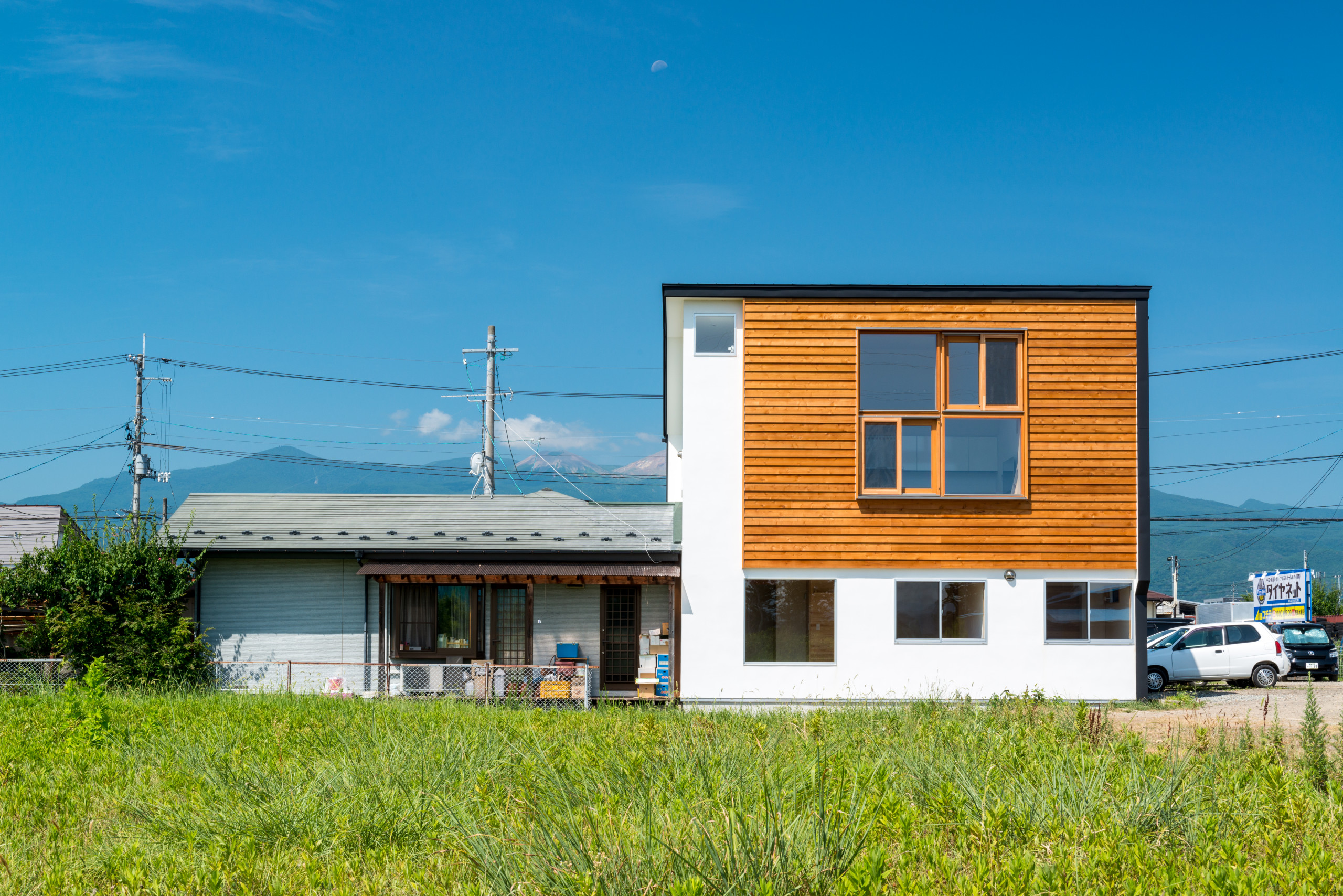 大きな窓の小さな家