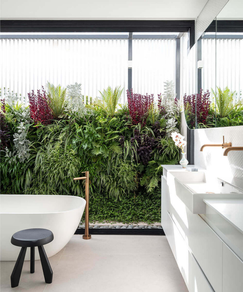 Modernes Badezimmer mit freistehender Badewanne, weißen Schränken, weißen Fliesen, Mosaikfliesen, weißer Wandfarbe, weißer Waschtischplatte, Doppelwaschbecken und schwebendem Waschtisch in Sydney