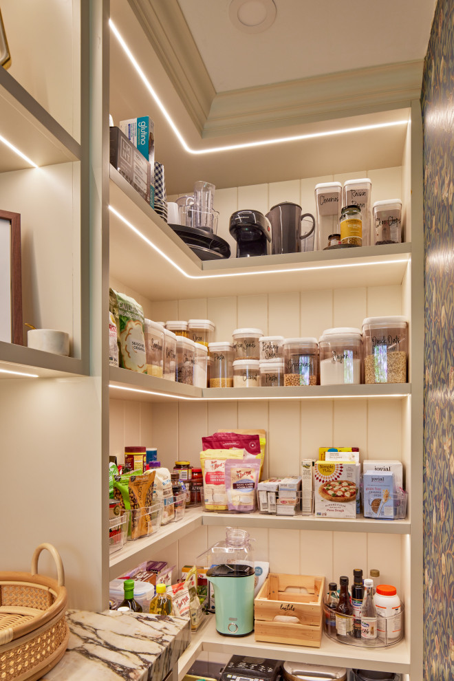 Kitchen - transitional kitchen idea in Toronto