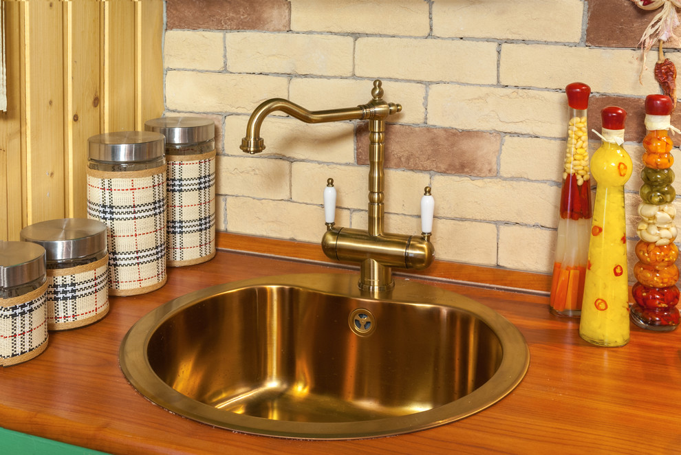 Кухня гостиная в загородном доме в стиле шале.