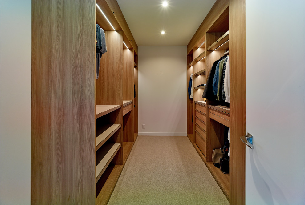 Example of a mid-sized walk-in closet design in Kobe