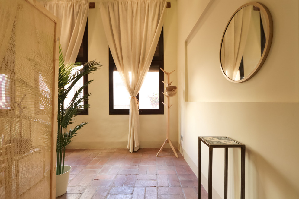 Idee per un ingresso o corridoio boho chic con pareti beige, pavimento alla veneziana e pavimento marrone