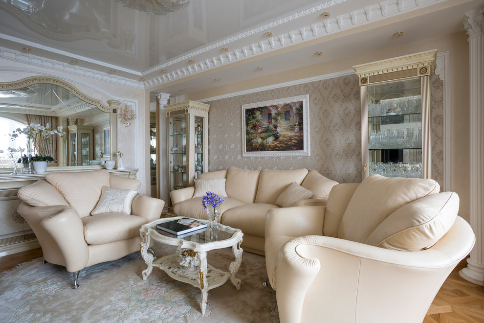 Inspiration for a mid-sized transitional living room in Moscow.