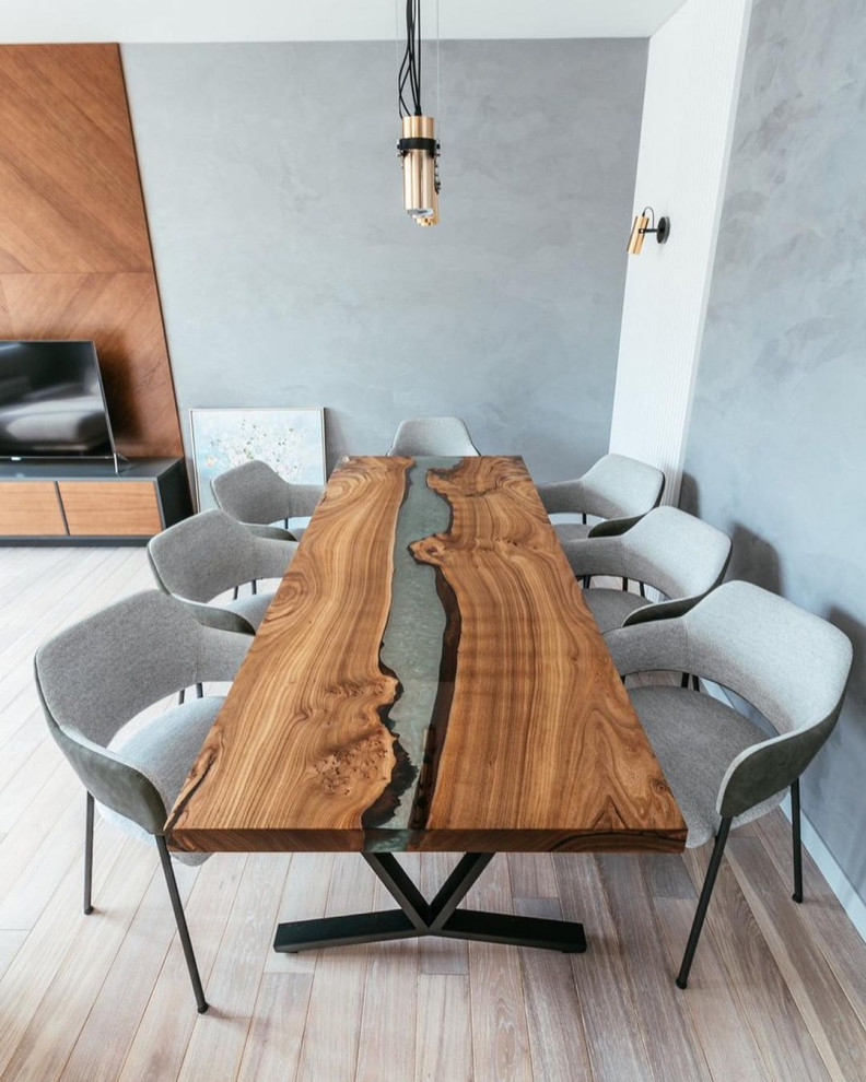 Обеденный стол из карагача с рекой из эпоксидной смолы