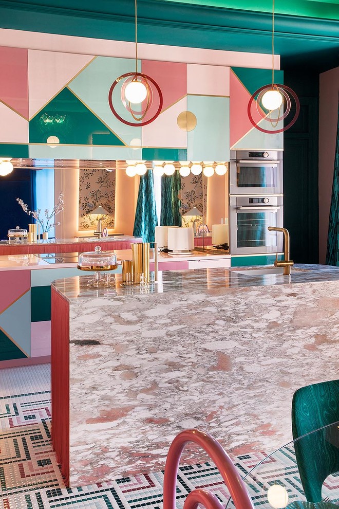Ejemplo de comedor de cocina ecléctico extra grande con paredes rosas y suelo multicolor