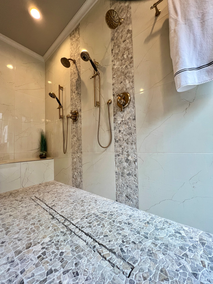 Aménagement d'une grande salle de bain principale moderne avec une douche à l'italienne, un carrelage blanc, des carreaux de porcelaine et aucune cabine.