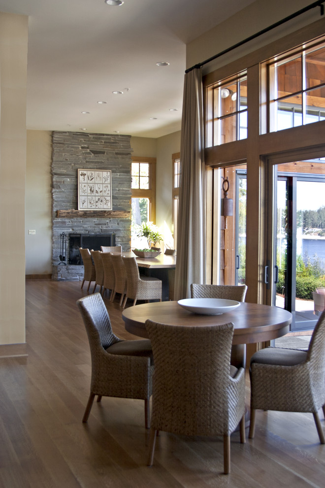 Contemporary family room in Seattle.