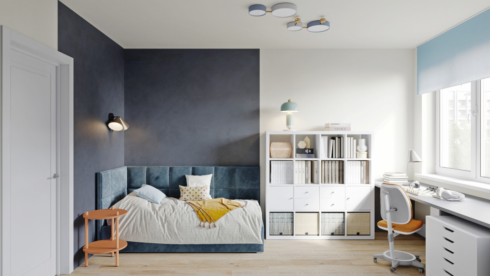 Kleines Modernes Jungszimmer mit Schlafplatz, blauer Wandfarbe, braunem Holzboden und Tapetenwänden in Sankt Petersburg
