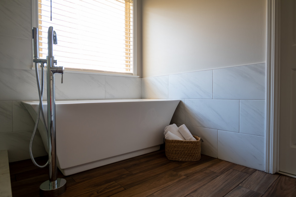 Inredning av ett modernt mellanstort vit vitt en-suite badrum, med skåp i shakerstil, vita skåp, ett fristående badkar, en hörndusch, beige kakel, cementkakel, beige väggar, klinkergolv i keramik, ett undermonterad handfat, bänkskiva i kvarts, brunt golv och dusch med gångjärnsdörr