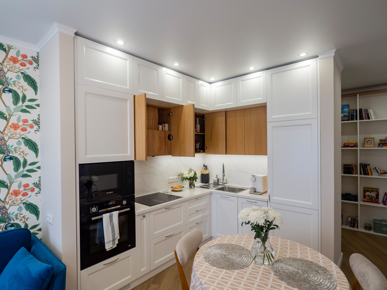 Уютная белая неоклассическая кухня с элементами под дерево