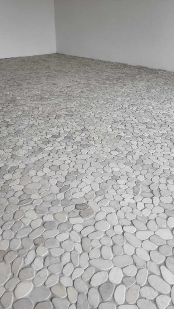 Ispirazione per una palestra in casa scandinava di medie dimensioni con pareti bianche, pavimento in pietra calcarea, pavimento beige e soffitto ribassato