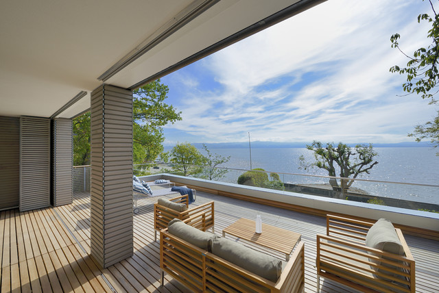 Haus am See contemporaneo-balcone