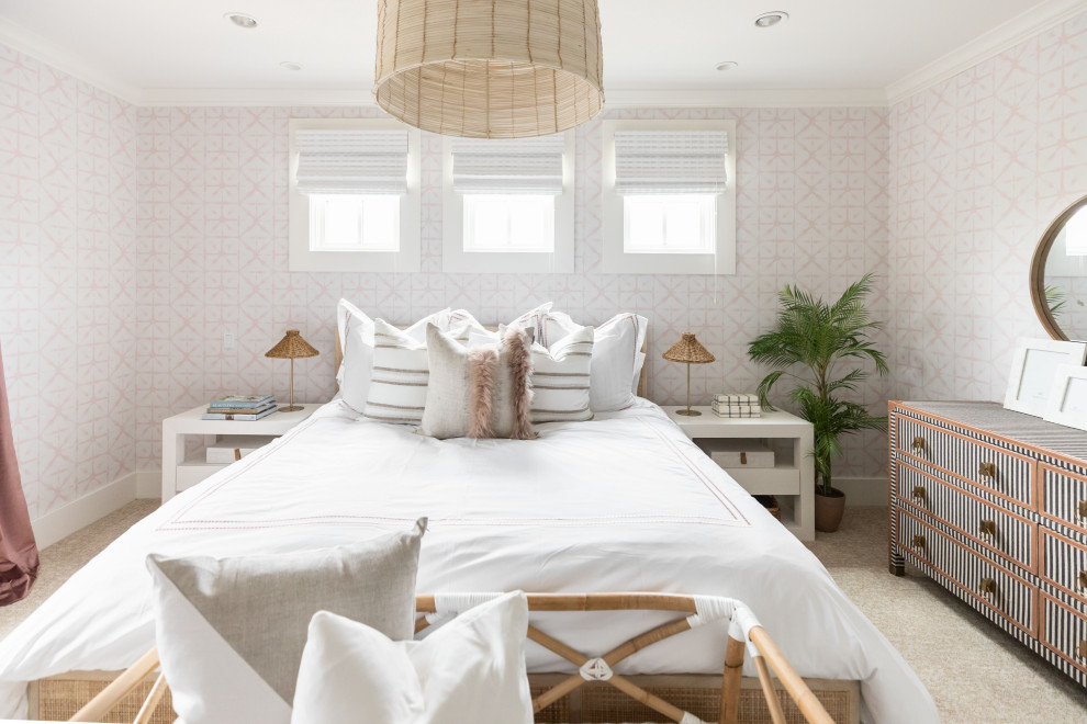 На фото: гостевая спальня среднего размера, (комната для гостей) в морском стиле с розовыми стенами и обоями на стенах с