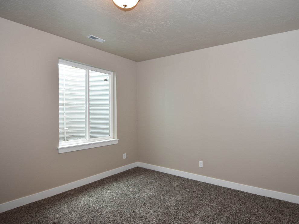 Inspiration for a mid-sized arts and crafts guest bedroom in Salt Lake City with beige walls and carpet.