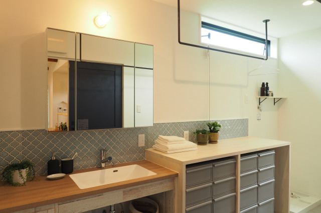 ラフにおしゃれに暮らす家 moderne-toilettes