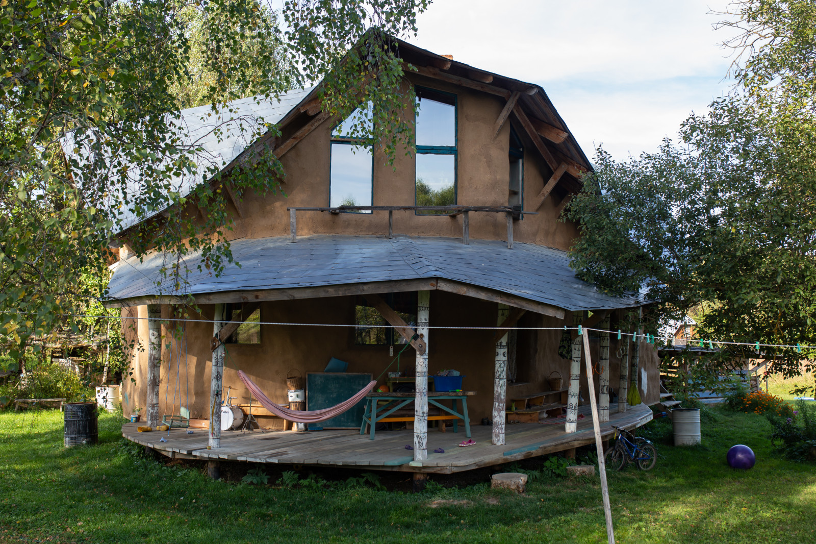 В гостях: Соломенный дом с русской печью