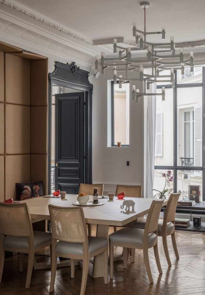 Transitional dining room in Paris.