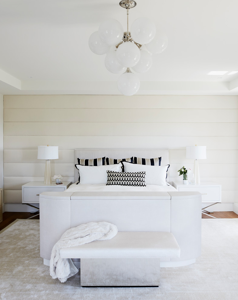 Großes Hauptschlafzimmer mit weißer Wandfarbe, Teppichboden, weißem Boden, eingelassener Decke und Tapetenwänden in Toronto