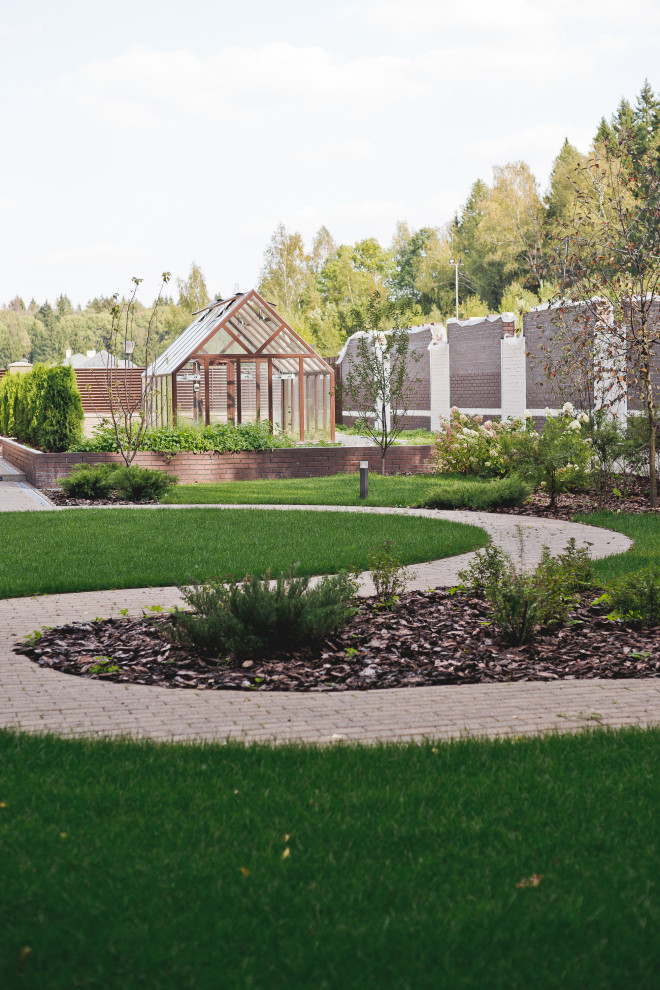 Сад на краю леса